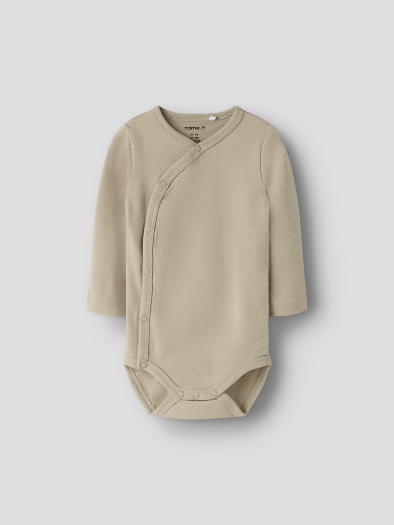 Beige omlott body till baby pojke. Bebis body i wrap modell, ekologiska bebiskläder från Nameit.
NBMVROLLE LS WRAP BODY
13249095