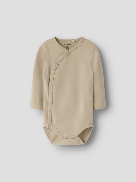 Beige omlott body till baby pojke. Bebis body i wrap modell, ekologiska bebiskläder från Nameit.
NBMVROLLE LS WRAP BODY
13249095