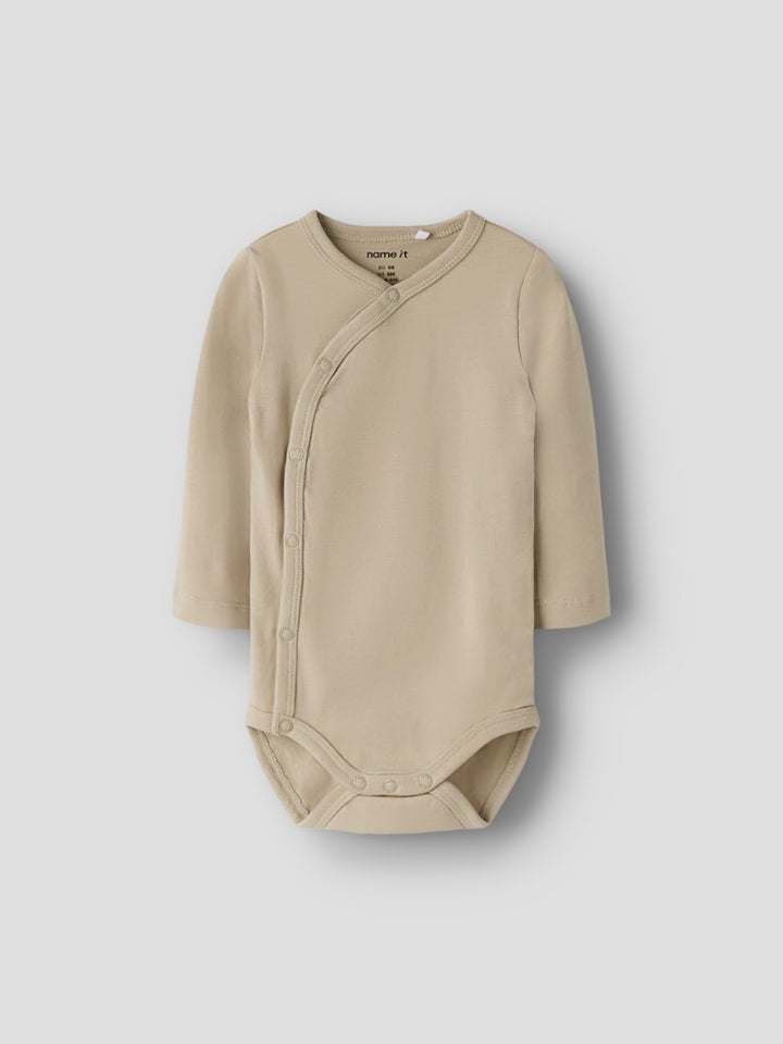 Beige omlott body till baby pojke. Bebis body i wrap modell, ekologiska bebiskläder från Nameit.
NBMVROLLE LS WRAP BODY
13249095