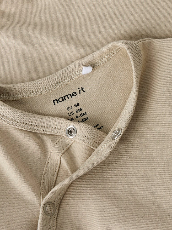 Beige omlott body till baby pojke. Bebis body i wrap modell, ekologiska bebiskläder från Nameit.
NBMVROLLE LS WRAP BODY
13249095