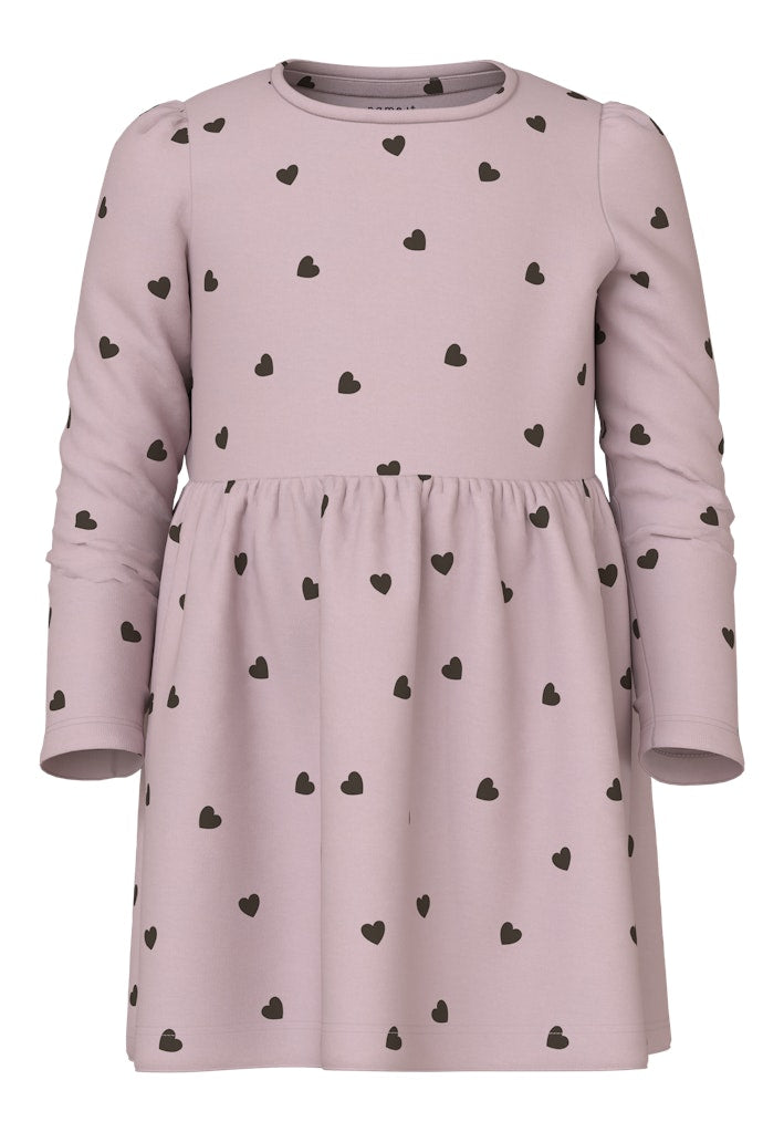 Rosa ribbad klänning med små bruna hjärtan – en söt favorit året runt till din flicka.
13249240
NMFKHEART LS DRESS