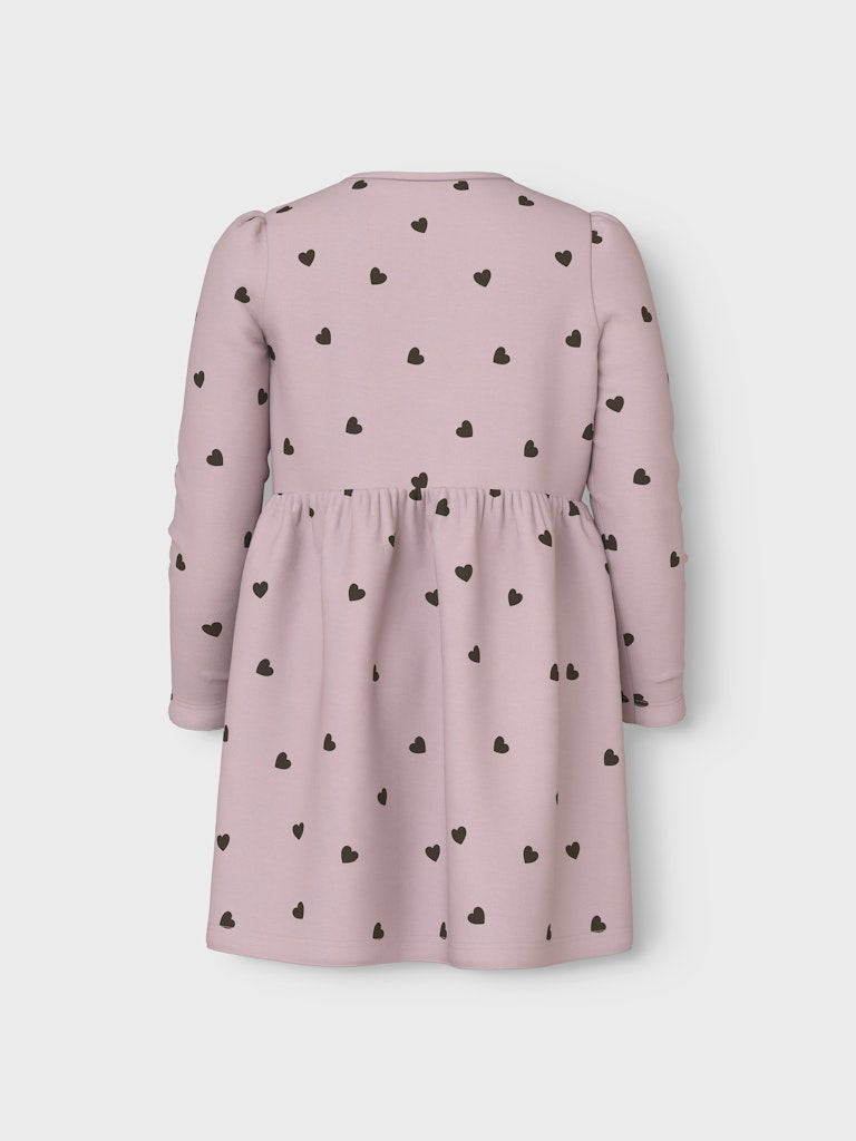 Rosa ribbad klänning med små bruna hjärtan – en söt favorit året runt till din flicka.
13249240
NMFKHEART LS DRESS
