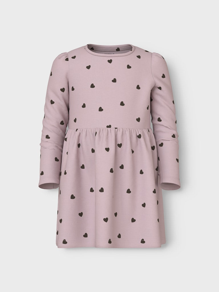 Rosa ribbad klänning med små bruna hjärtan – en söt favorit året runt till din flicka.
13249240
NMFKHEART LS DRESS