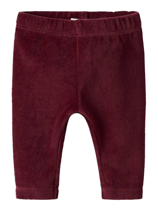 Vinröd baby legging i velour till flicka.  Bebis byxor till nyfödd tjej i ekologisk bomull från Name it.
NBFROXY VEL LEGGING
13249230