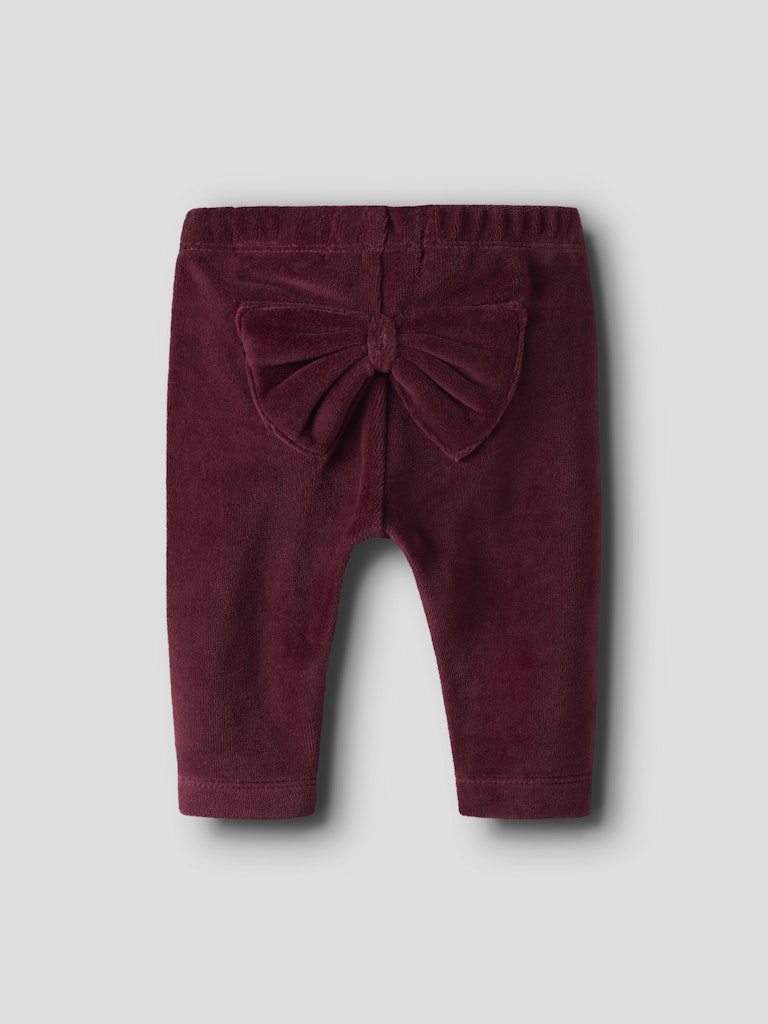 Vin röd baby legging i velour med stor rosett på rumpan till flicka.  Bebis byxor till nyfödd tjej i ekologisk bomull från Name it.
NBFROXY VEL LEGGING
13249230
