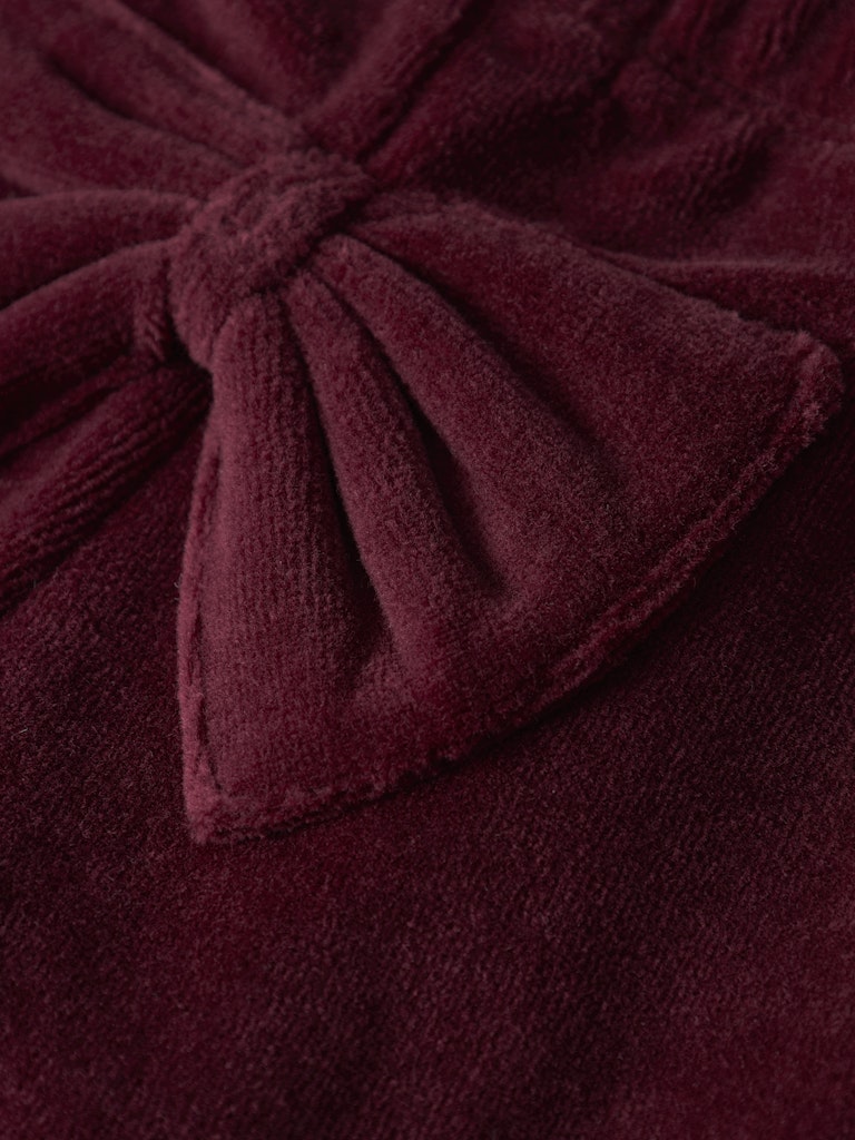 Vin röd baby legging i velour med stor rosett på rumpan till flicka.  Bebis byxor till nyfödd tjej i ekologisk bomull från Name it.
NBFROXY VEL LEGGING
13249230