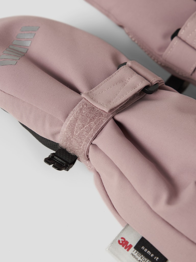 Rosa vinter handskar med ull foder till flicka. Varma barn handskar med långt skaft och dragkedja.
NMNSNOW10 MITTEN W WOOL 3FO NOOS
13232890