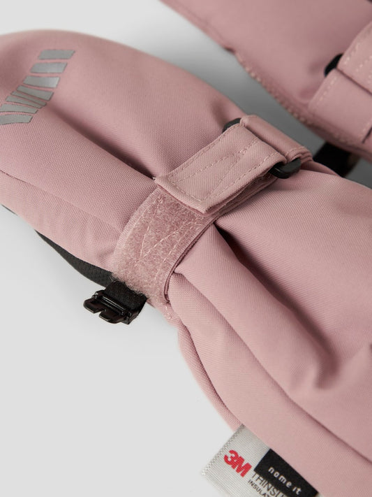 Rosa vinter handskar med ull foder till flicka. Varma barn handskar med långt skaft och dragkedja.
NMNSNOW10 MITTEN W WOOL 3FO NOOS
13232890
