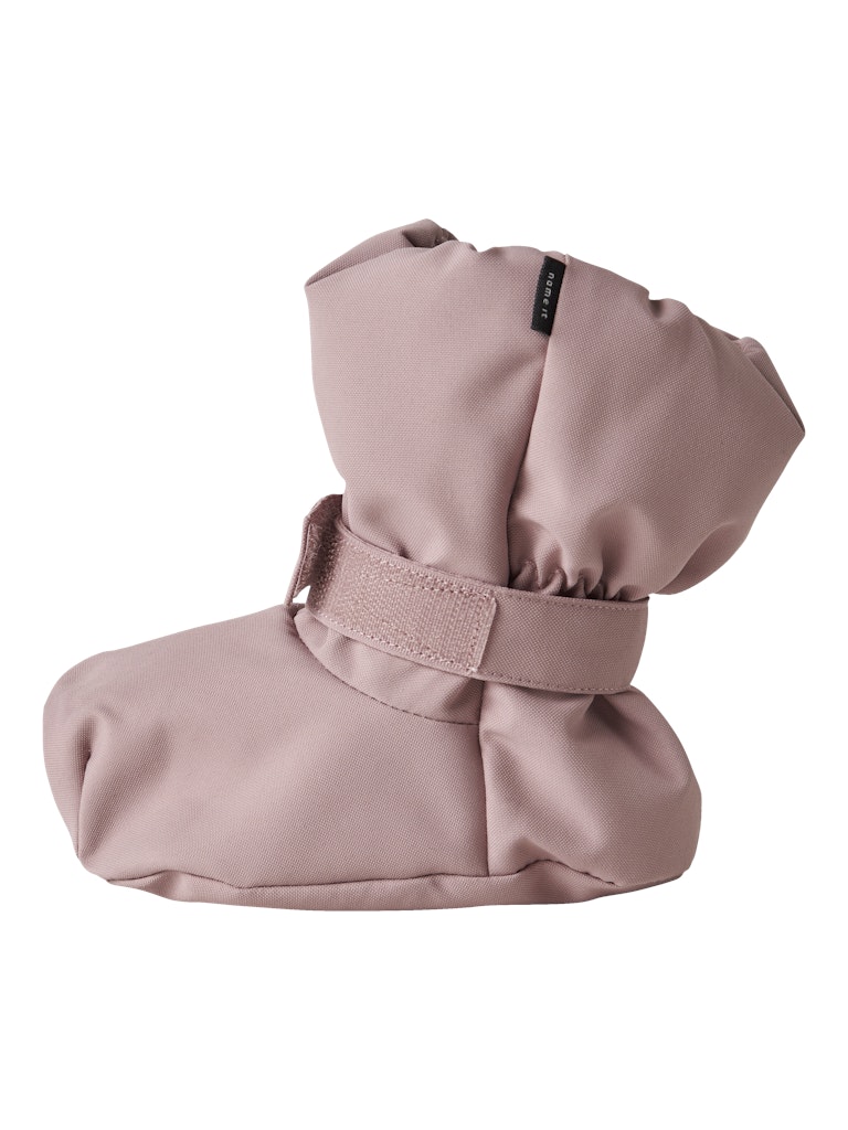 Rosa vindtäta och vattentäta vinter tossor till baby flicka och små barn. Ull fodrade tossor från Name it.
NMNSNOW10 BOOT W WOOL 2FO
13219165