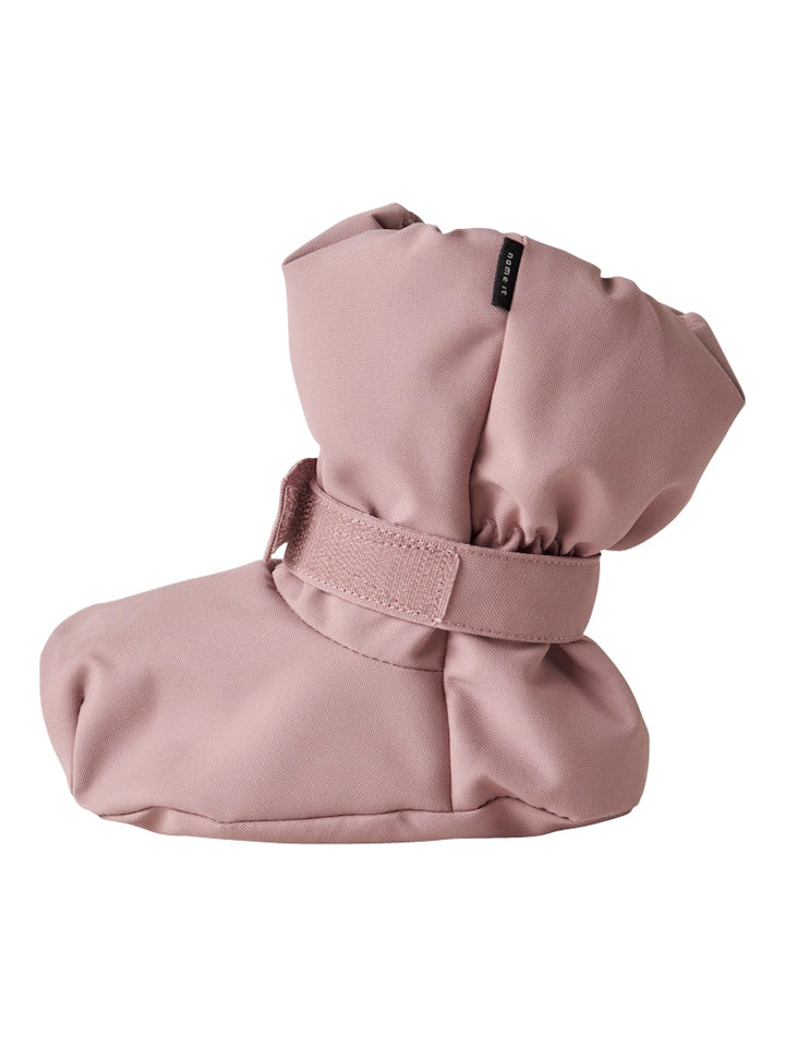 Rosa vindtäta och vattentäta vinter tossor till baby flicka och små barn. Ull fodrade tossor från Name it.
NMNSNOW10 BOOT W WOOL 2FO
13219165