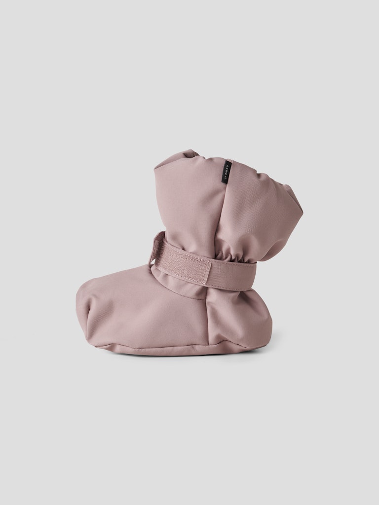 Rosa vindtäta och vattentäta vinter tossor till baby och små barn. Ull fodrade tossor från Name it.
NMNSNOW10 BOOT W WOOL 2FO
13219165