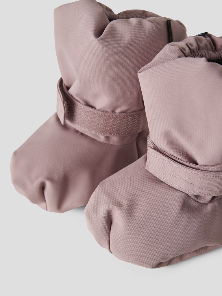 Rosa vindtäta och vattentäta vinter tossor till baby flicka och små barn. Ull fodrade tossor från Name it.
NMNSNOW10 BOOT W WOOL 2FO
13219165