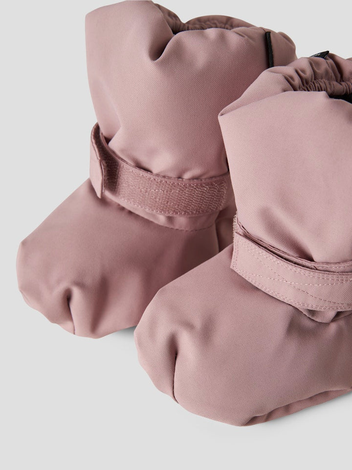Rosa vindtäta och vattentäta vinter tossor till baby flicka och små barn. Ull fodrade tossor från Name it.
NMNSNOW10 BOOT W WOOL 2FO
13219165