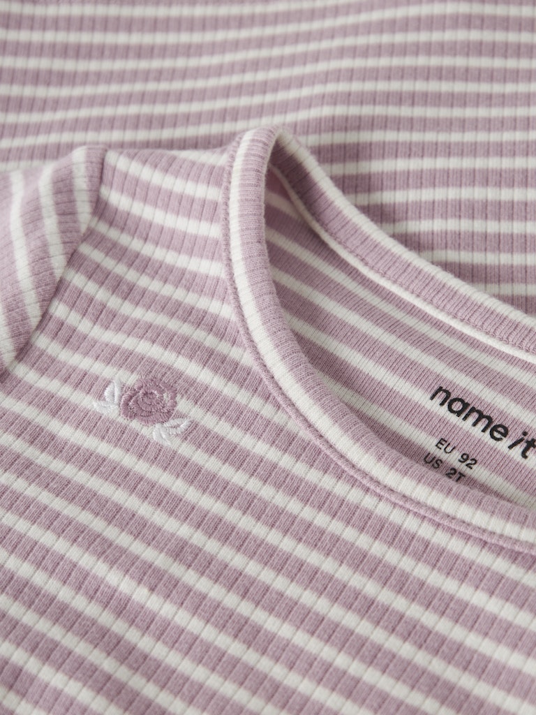 Rosa randig tröja till flicka. Ekologisk blommig topp från Nameit till liten tjej.
NMFRIPEAS LS TOP BOX
13249474