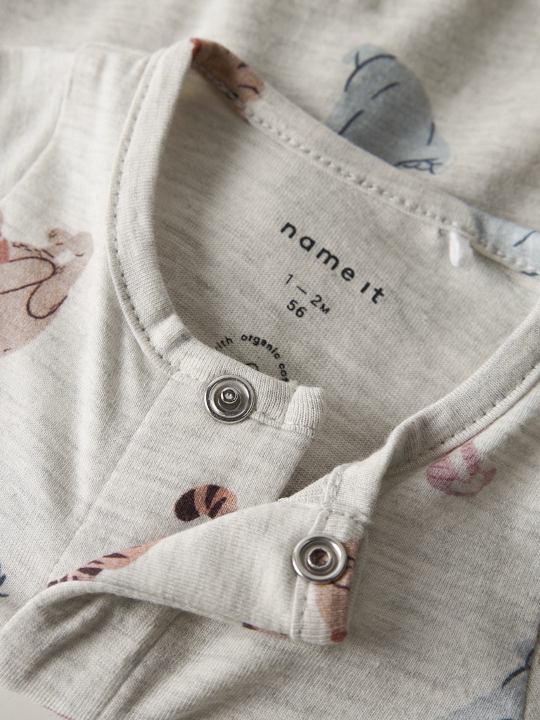 Söt baby pyjamas med tryck knappar till bebis pojke och flicka. Motiv Nalle puh, tiger, nasse och ior.
NBNOLLU POOH LS NIGHTSUIT WDI
13249554