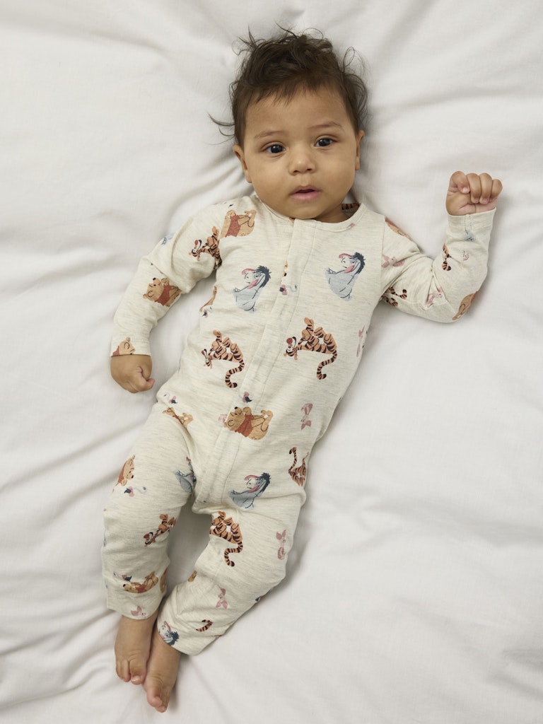 Söt baby pyjamas med tryck knappar till bebis pojke och flicka. Motiv Nalle puh, tiger, nasse och ior.
NBNOLLU POOH LS NIGHTSUIT WDI
13249554