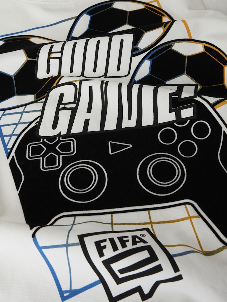 FIFA t-shirt till kille som älskar tv-spel och fotboll. Kortärmad vit tröja från Name it.
NKMOCOLA FIFAE SS NREG TOP BOX VDE
13249585