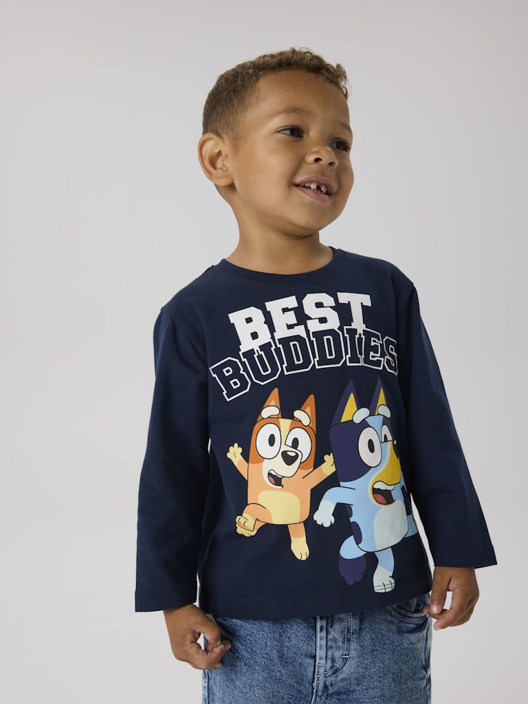 Blå Bluey tröja till pojke. Hundar, bästa vänner långärmad t-shirt från Nameit.
NMMODIN BLUEY LS NREG TOP BOX SKY
13249599