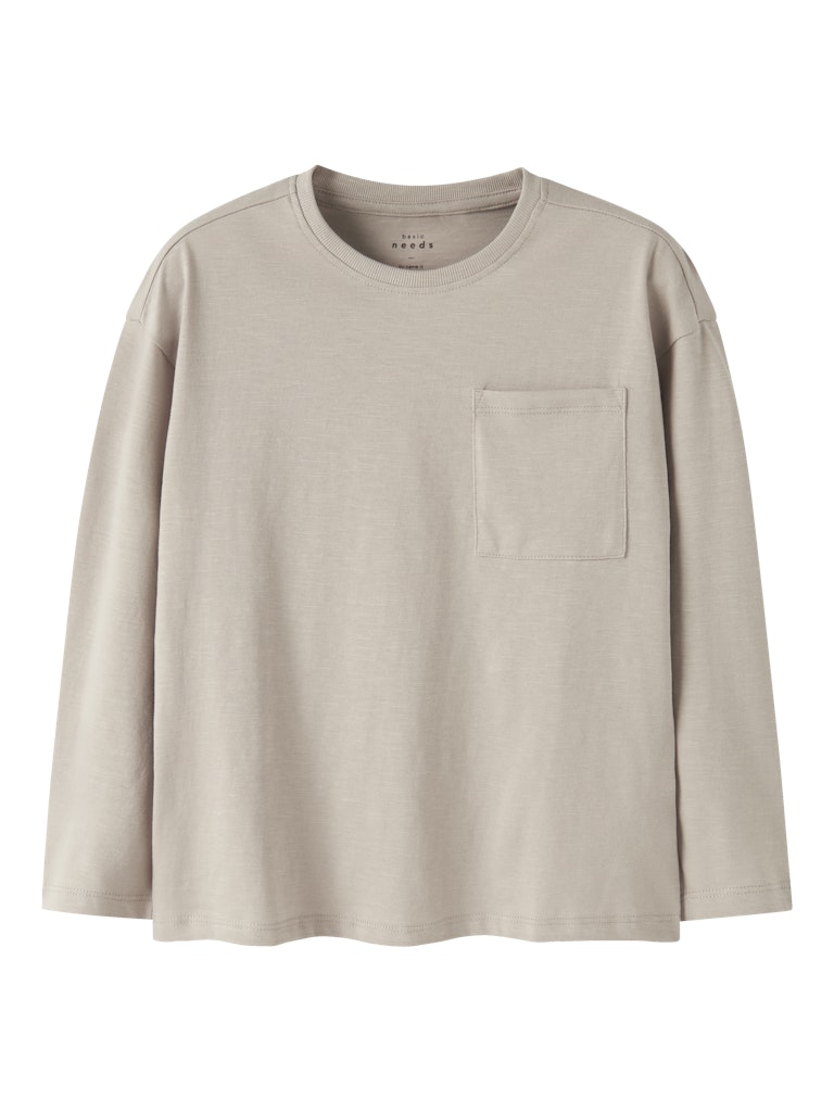 Långärmad beige tröja med bröstficka till pojke. Enfärgad tröja till kille.
NKMVEBBE LS RLX TOP
13234710