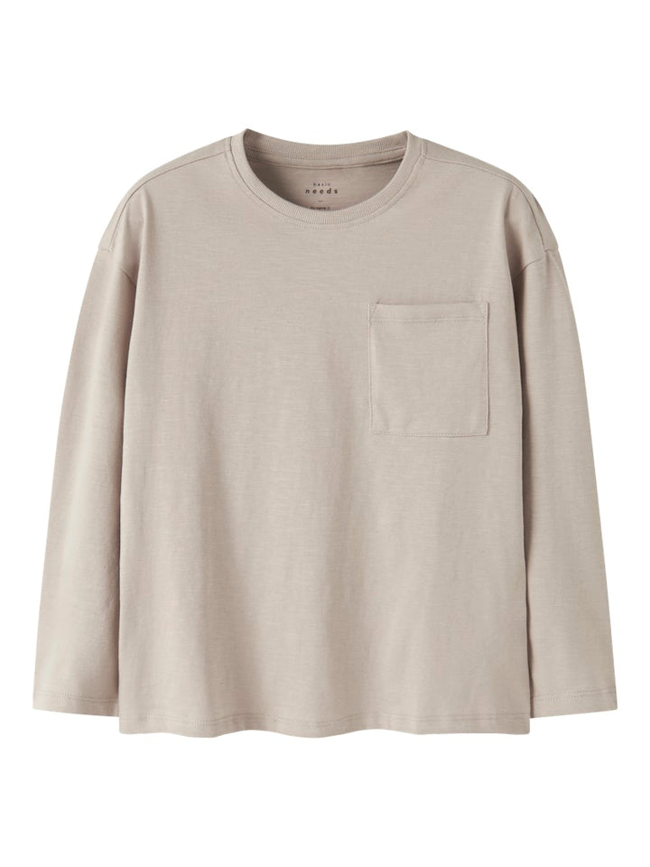 Långärmad beige tröja med bröstficka till pojke. Enfärgad tröja till kille.
NKMVEBBE LS RLX TOP
13234710