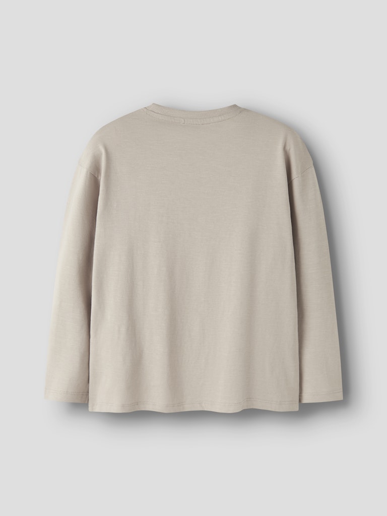Långärmad beige tröja med bröstficka till pojke. Enfärgad tröja till kille.
NKMVEBBE LS RLX TOP
13234710