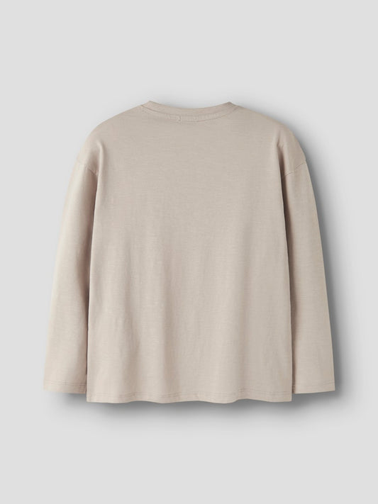Långärmad beige tröja med bröstficka till pojke. Enfärgad tröja till kille.
NKMVEBBE LS RLX TOP
13234710