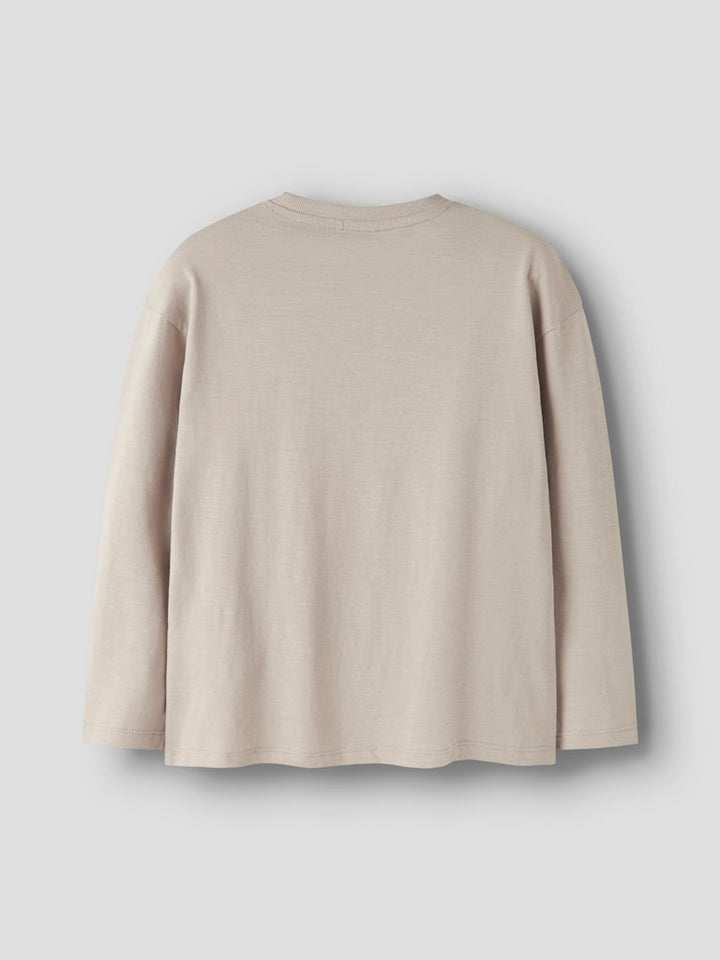 Långärmad beige tröja med bröstficka till pojke. Enfärgad tröja till kille.
NKMVEBBE LS RLX TOP
13234710