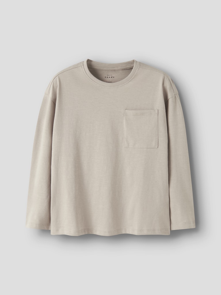 Långärmad beige tröja med bröstficka till pojke. Enfärgad tröja till kille.
NKMVEBBE LS RLX TOP
13234710