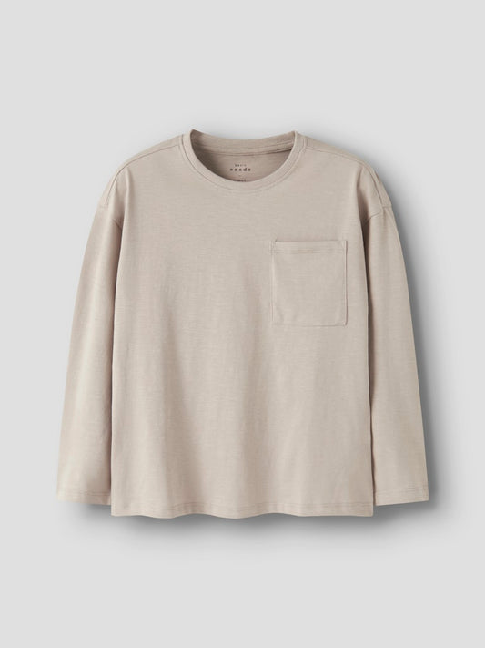 Långärmad beige tröja med bröstficka till pojke. Enfärgad tröja till kille.
NKMVEBBE LS RLX TOP
13234710