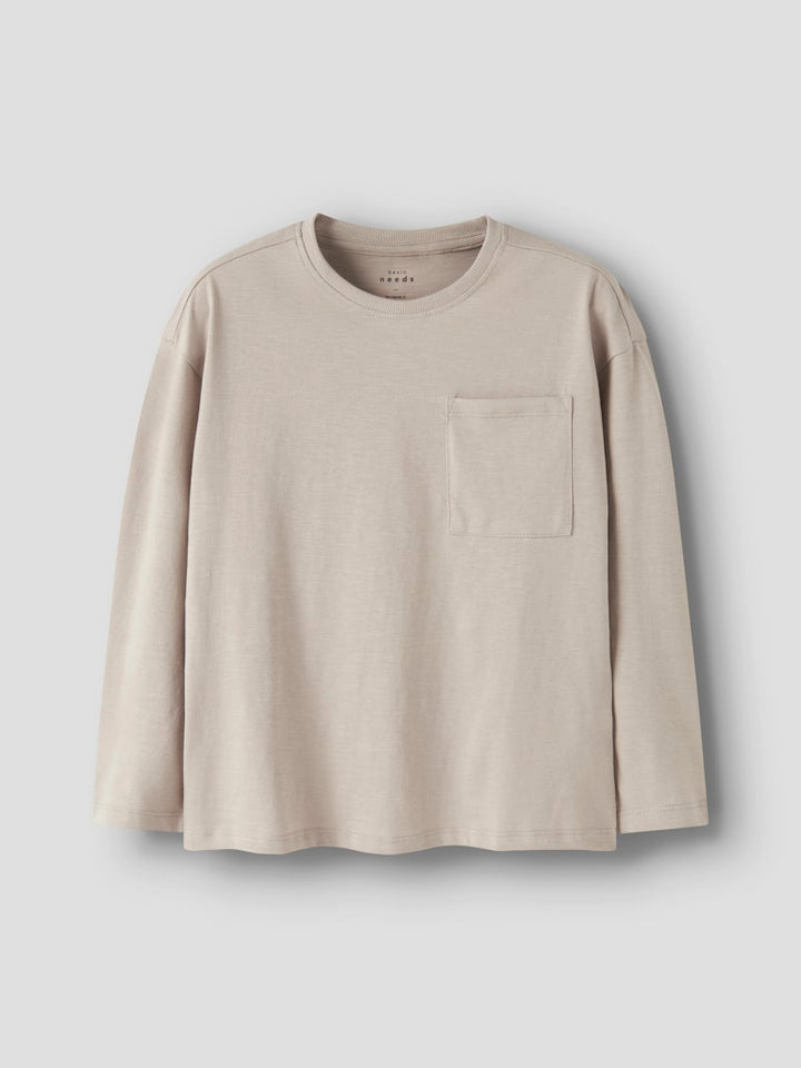 Långärmad beige tröja med bröstficka till pojke. Enfärgad tröja till kille.
NKMVEBBE LS RLX TOP
13234710