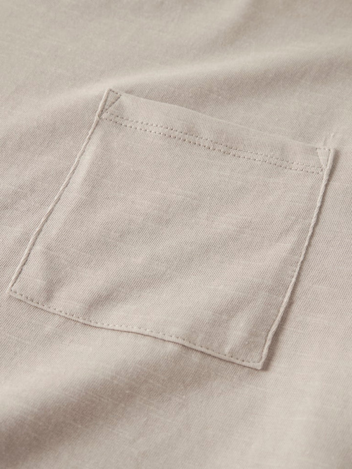 Långärmad beige tröja med bröstficka till pojke. Enfärgad tröja till kille.
NKMVEBBE LS RLX TOP
13234710