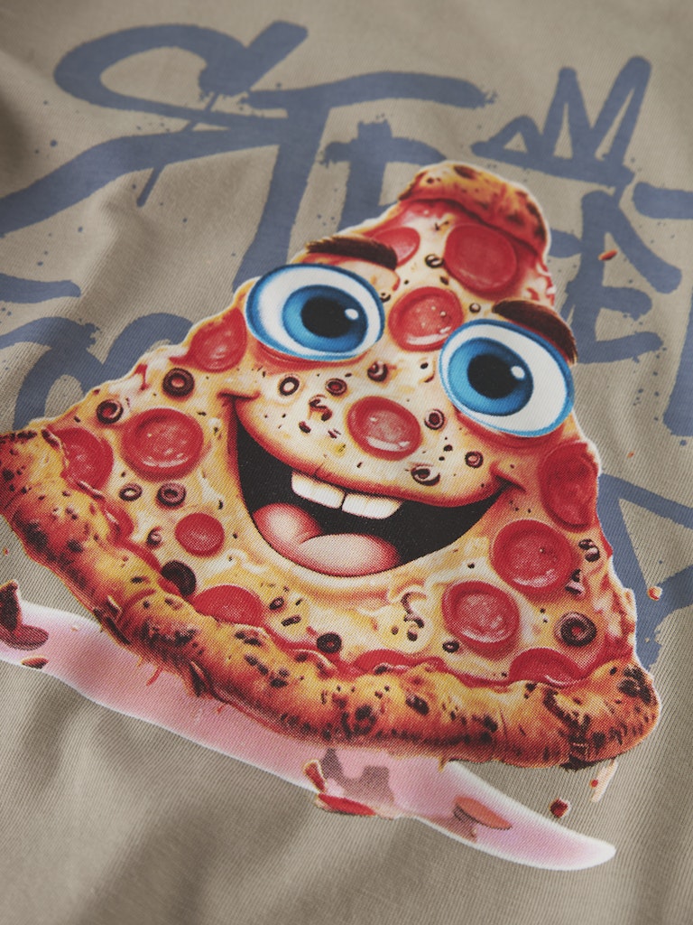 Beige långärmad t-shirt med pizza slice. Tröja till pojke med roligt mat motiv.
NMMVOTO LS NREG TOP
13238400