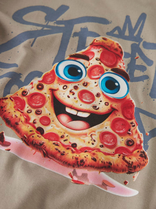 Beige långärmad t-shirt med pizza slice. Tröja till pojke med roligt mat motiv.
NMMVOTO LS NREG TOP
13238400