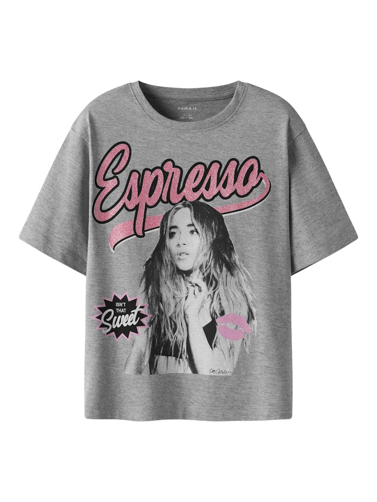 Grå snygg t-shirt med foto av Sabrina Carpenter. Topp till tjej, barn och ungdom från Nameit.
NKFODASSA CICONS SS NREG TOP BOX SKY
13249772