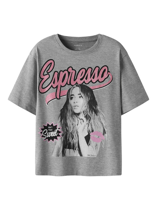 Grå snygg t-shirt med foto av Sabrina Carpenter. Topp till tjej, barn och ungdom från Nameit.
NKFODASSA CICONS SS NREG TOP BOX SKY
13249772