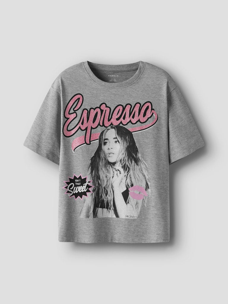 Grå snygg Espresso t-shirt med foto av Sabrina Carpenter. Topp till tjej, barn och ungdom från Nameit.
NKFODASSA CICONS SS NREG TOP BOX SKY
13249772