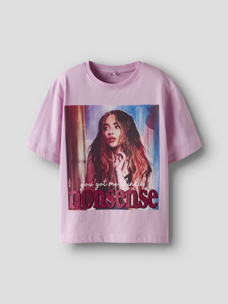 Rosa snygg Nonsense t-shirt med foto av Sabrina Carpenter. Topp till tjej, barn och ungdom från Nameit.
NKFODASSA CICONS SS NREG TOP BOX SKY
13249772