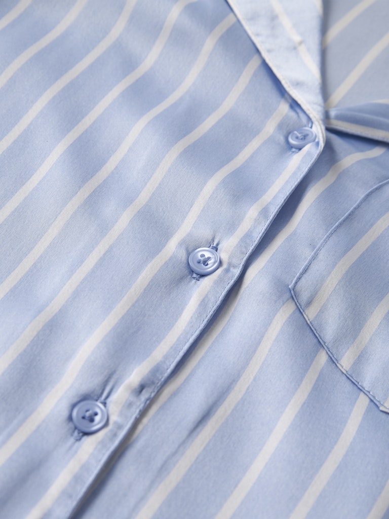 Blå randig siden pyjamas till flicka. Satin pyjamasbyxor till tjej från Nameit.
NKFRUTH PYJAMAS
13239997