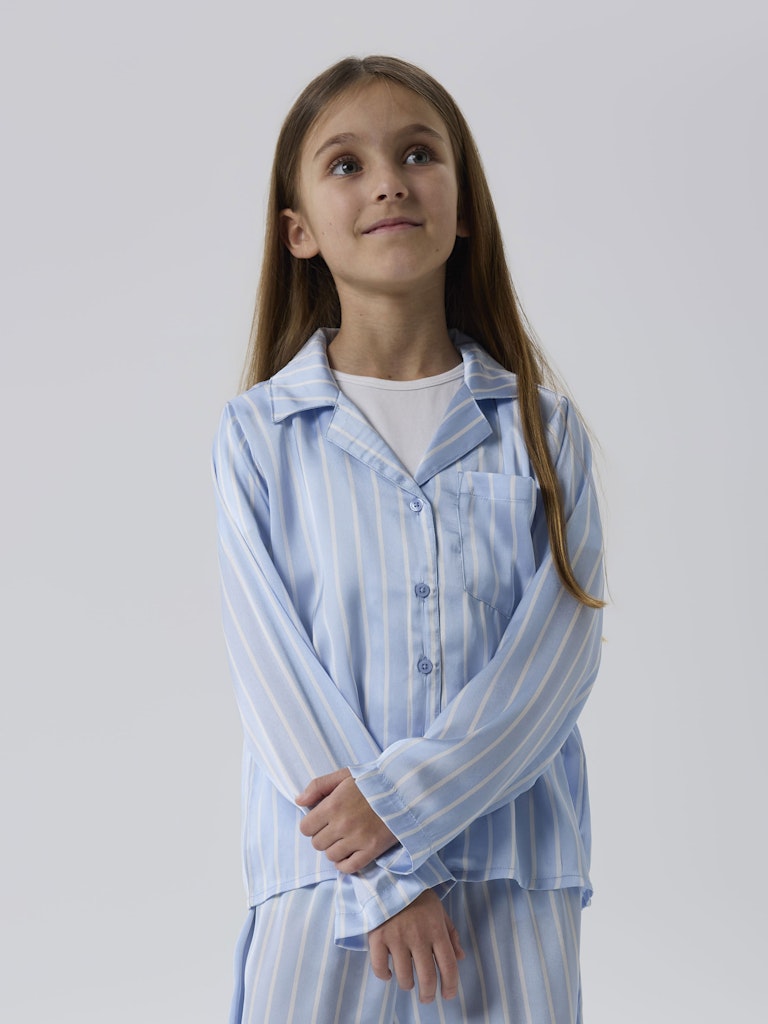 Blå randig siden pyjamas till flicka. Satin pyjamasbyxor till tjej från Nameit.
NKFRUTH PYJAMAS
13239997
