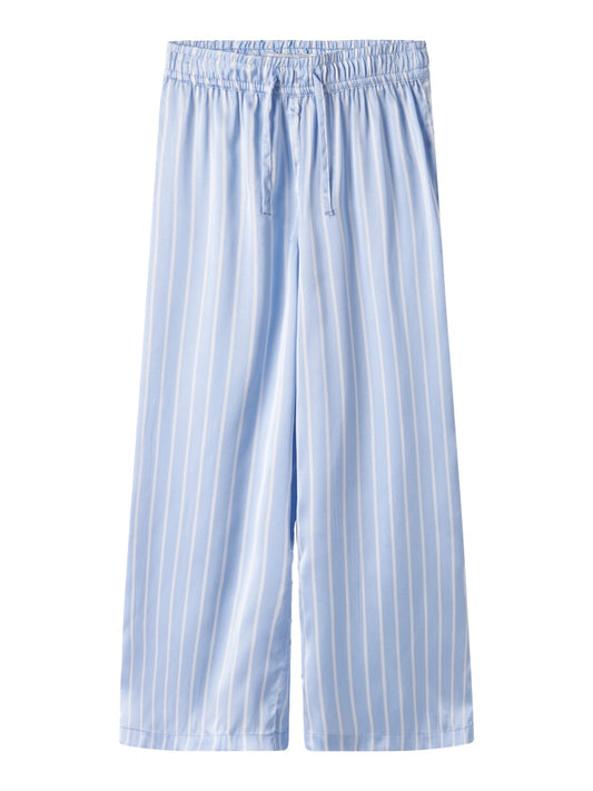 Blå randig pyjamas byxor till flicka. Satin pyjamasbyxor till tjej från Nameit.
NKFRUTH PYJAMAS
13239997
