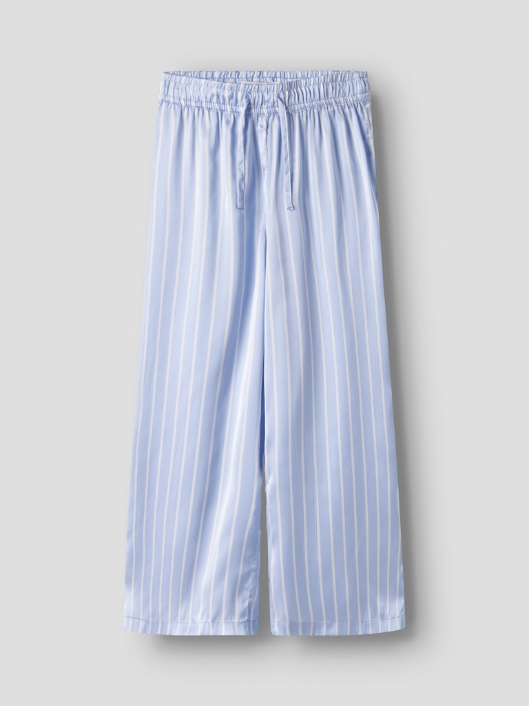 Blå randig siden pyjamas till flicka. Satin pyjamasbyxor till tjej från Nameit.
NKFRUTH PYJAMAS
13239997