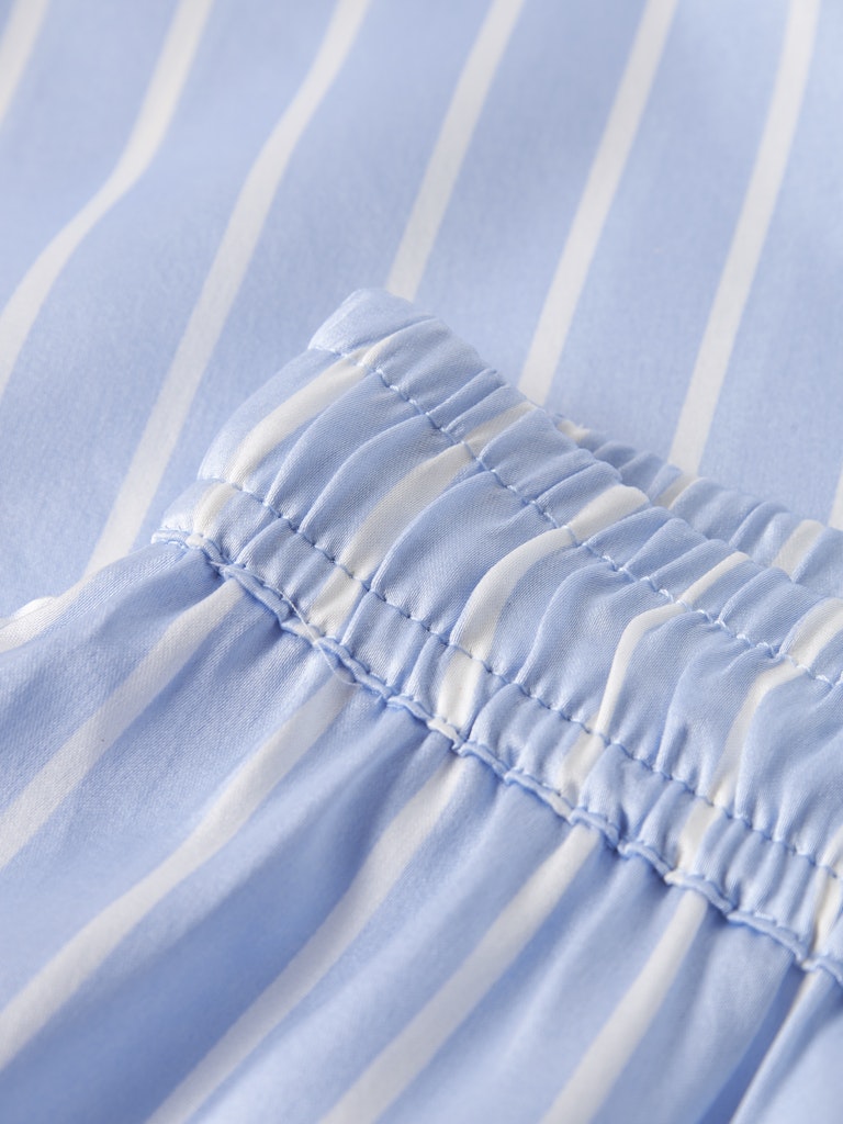 Blå randig pyjamas byxor till flicka. Satin pyjamasbyxor till tjej från Nameit.
NKFRUTH PYJAMAS
13239997