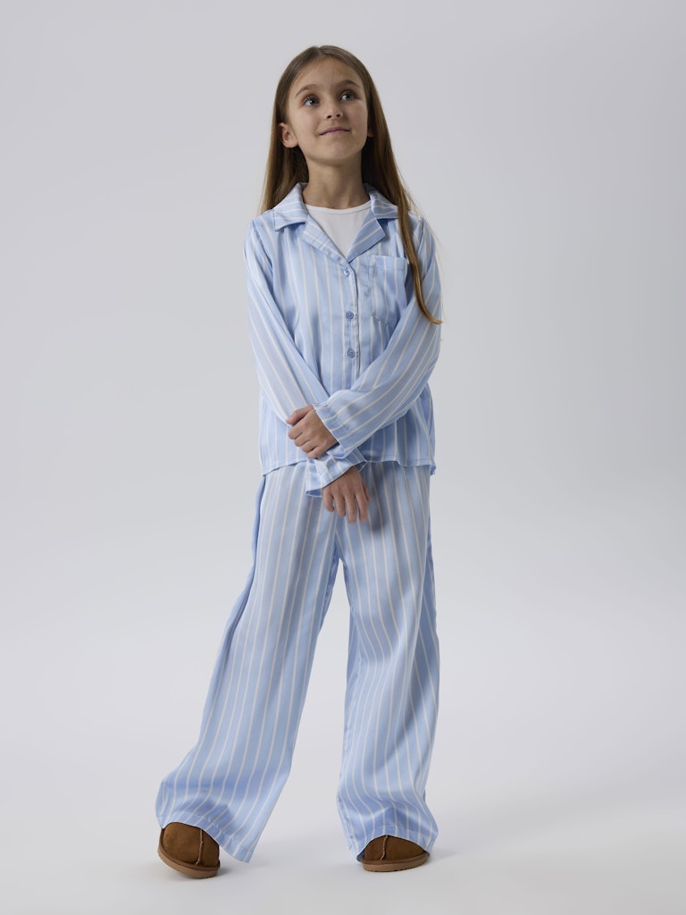 Blå randig pyjamas byxor till flicka. Satin pyjamasbyxor till tjej från Nameit.
NKFRUTH PYJAMAS
13239997