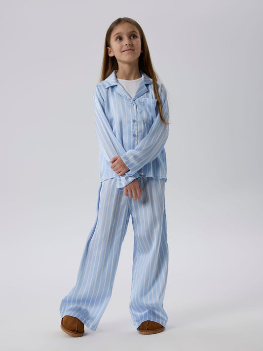 Blå randig pyjamas byxor till flicka. Satin pyjamasbyxor till tjej från Nameit.
NKFRUTH PYJAMAS
13239997