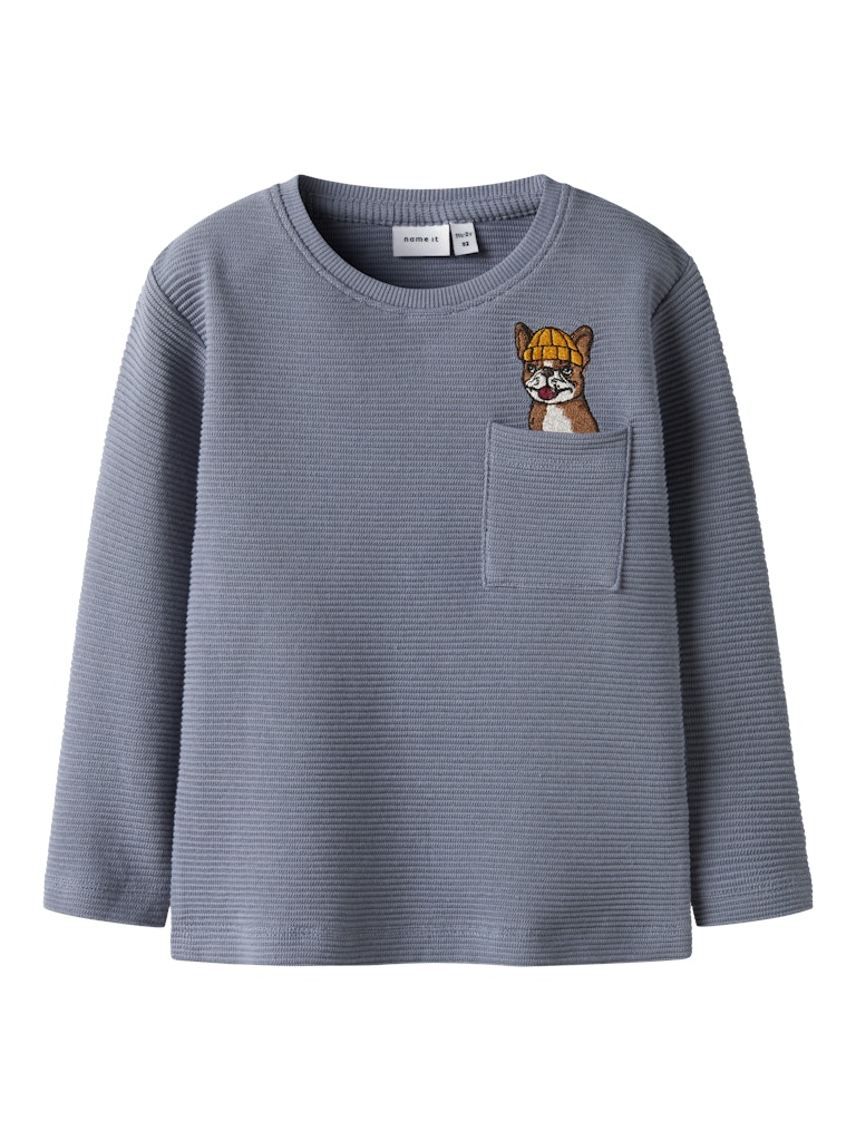Enfärgad tröja med bröst ficka där det ser ut att sticka upp en brodera liten hund. Långärmad t-shirt till pojke i ekologisk bomull från Nameit.
NMMROFUS LS NREG TOP
13249927