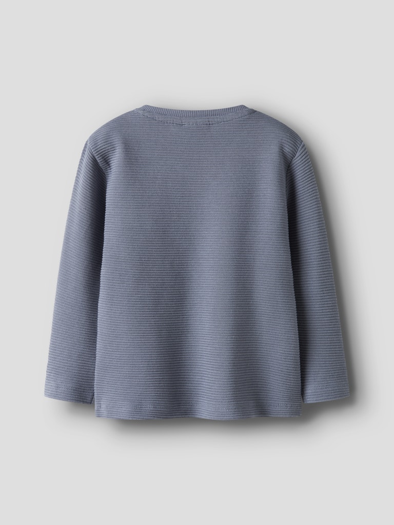 Enfärgad tröja med bröst ficka där det ser ut att sticka upp en brodera liten hund. Långärmad t-shirt till pojke i ekologisk bomull från Nameit.
NMMROFUS LS NREG TOP
13249927