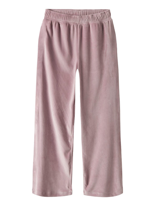 Rosa velour byxa till flicka från Name it. Mjukis byxor i plysch till barn och ungdom tjej från Nameit.
NKFSELOUR PANT
13250482