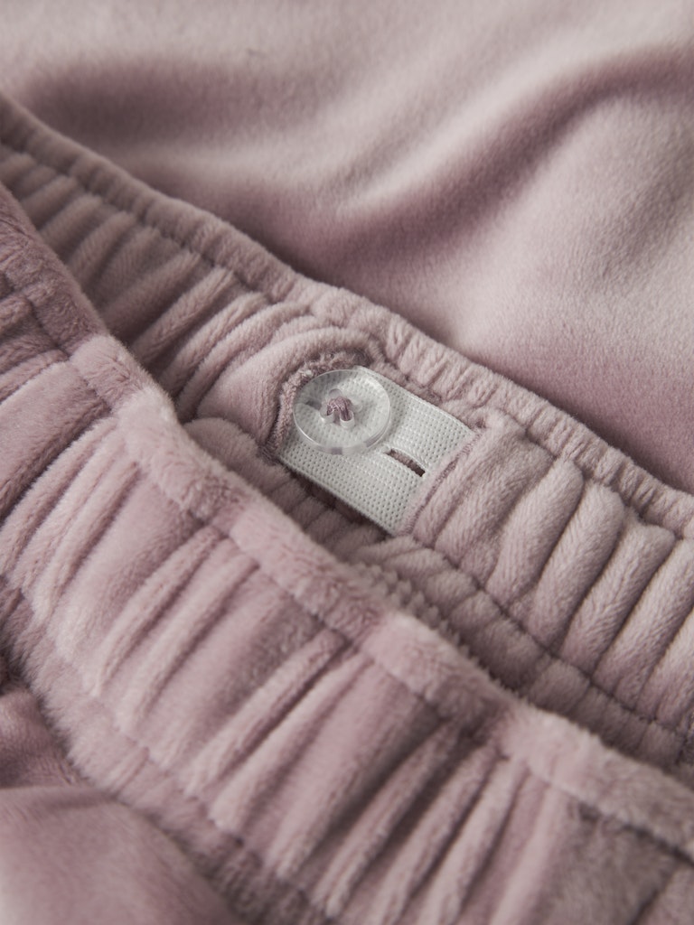 Rosa velour byxa till flicka från Name it. Mjukis byxor i plysch till barn och ungdom tjej från Nameit.
NKFSELOUR PANT
13250482