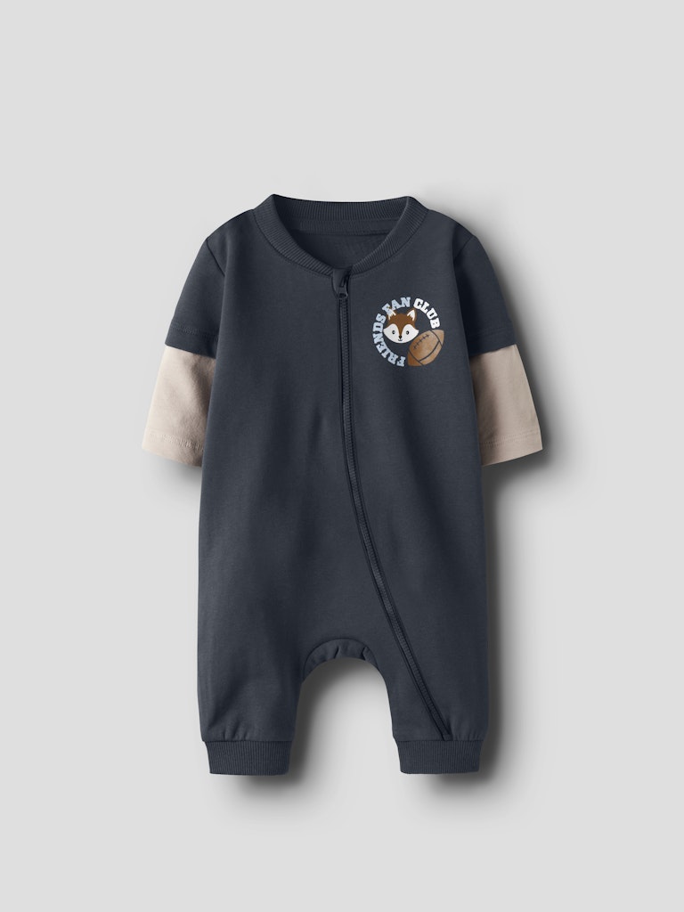 Jumpsuit till nyfödd pojke. Bebis kläder sparkdräkt, onesies till baby kille i sportig modell. Ekologiska babykläder från Nameit.
NBMSUMO SWEAT SUIT BRU
13250340