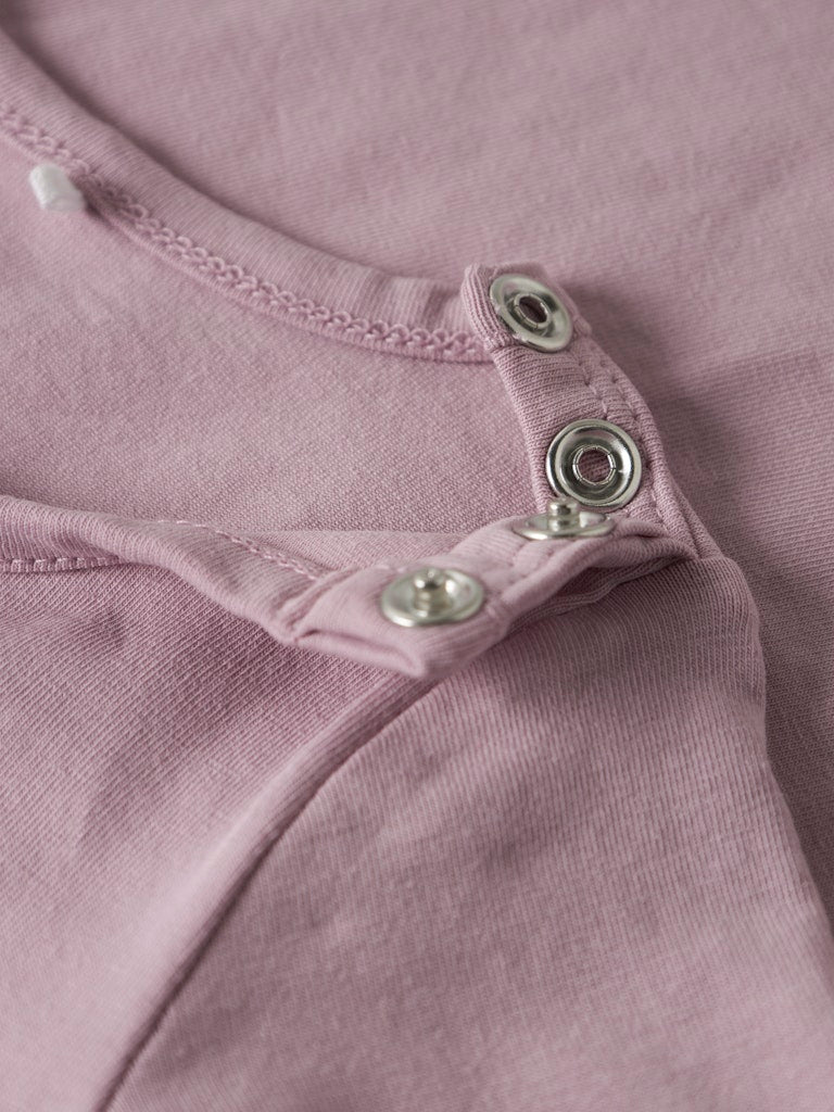 Rosa gullig baby body till flicka. Ekologisk bebis body med ekorre till nyfödd flicka.
NBFSUNSHINE LS BODY BOX
13250277